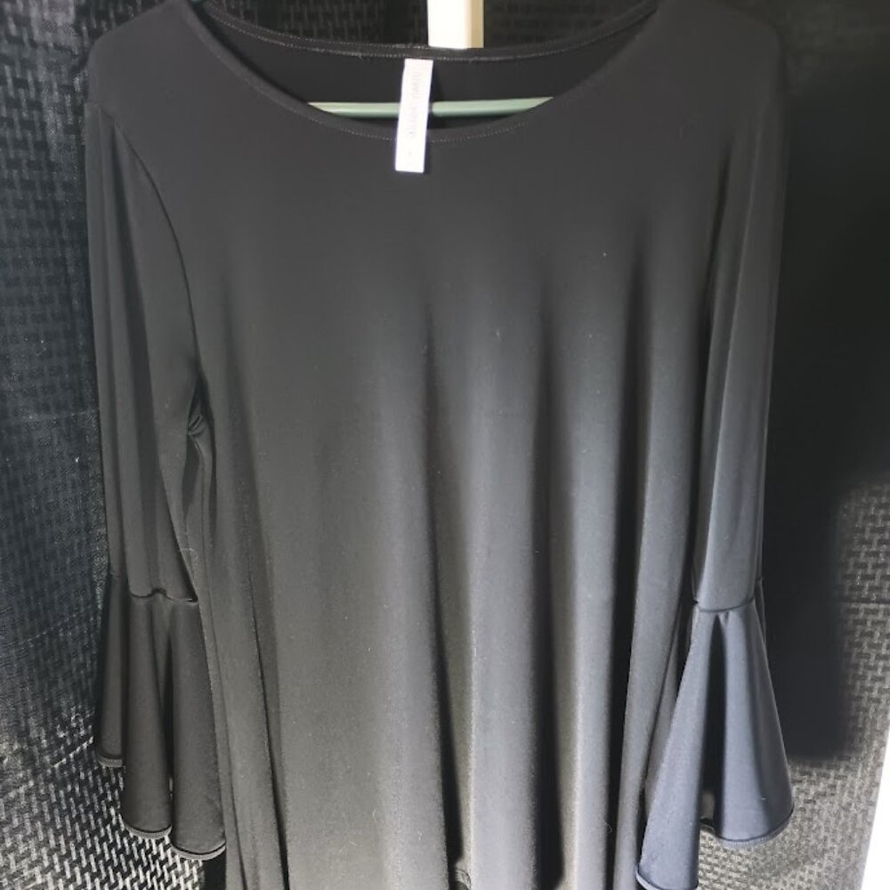 3/4 length sleeves blousy and flowing women's top